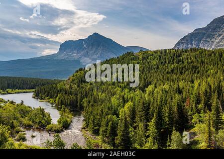 Swiftcurrent Creek et Wynn Mountain dans le nombre de champ de glaciers Le parc national de Glacier dans le Montana. Banque D'Images