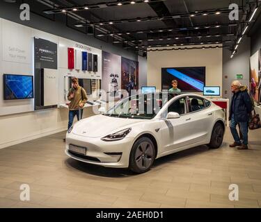 Modèle Tesla Tesla 3 Showroom - shoppers afficher le nouveau modèle de voiture électrique Tesla 3 au showroom Tesla à Cambridge UK Banque D'Images