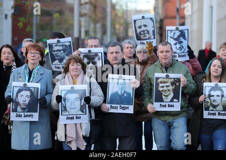 Membres de la famille à l'extérieur des tribunaux Laganside à Belfast tenir des images de certains de ceux qui ont été tués dans des circonstances contestées au cours de trois jours entre le 9 août et 11 août 1971. Banque D'Images