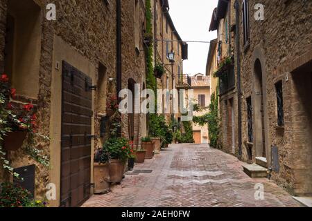 Des rues étroites avec l'architecture médiévale romantique à la ville de Pienza, la province de Sienne, Toscane, Italie Banque D'Images