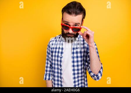 Portrait de sa belle il confiant funky attrayant barbu arrogant portant chemise à carreaux le report de specs sur vivid shine bright isolés Banque D'Images