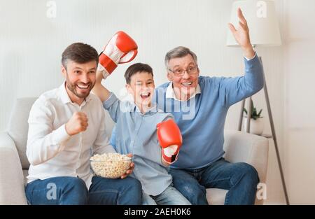 L'homme avec son vieux père et regarder la boxe à la maison Banque D'Images