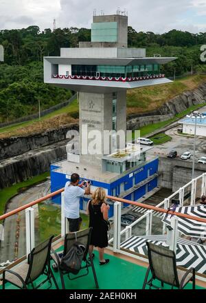 Voir d'Agua Clara locks tour de contrôle (Torre de control). Les Passagers de bateau de croisière en profitant de la vue d'Agua Clara se bloque Banque D'Images