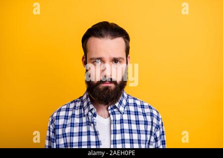 Close-up portrait de sa belle brunette déçu il attrayant barbu portant chemise à carreaux plus isolés vibrant jaune vif éclat vif Banque D'Images