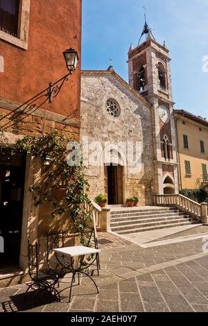 Église San Francesco sur main sqluare au matin ensoleillé à San Quirico d'Orcia , province de Sienne, Toscane, Italie Banque D'Images