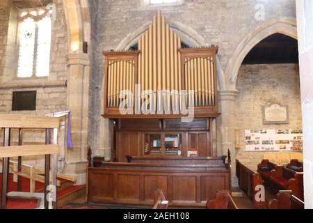 Saint Michel et tous les Anges, Hathersage, Derbyshire, Angleterre.L'église remonte au 14e siècle et est maintenant un bâtiment classé grade 1. Banque D'Images