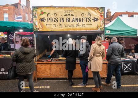 Marché de Noël 2019 de Farnham dans le centre-ville de Farnham, Surrey, UK - bloquer la vente de porcs dans des couvertures Banque D'Images