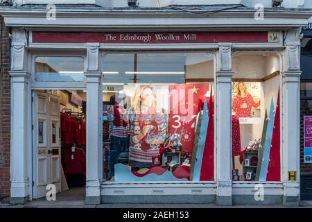 L'Edinburgh Woollen Mill boutique dans le centre-ville de Farnham, Surrey, UK Banque D'Images