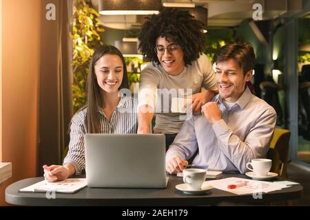 Les jeunes de l'équipe d'affaires bénéficiant d'un excellent travail sur ordinateur portable résultats Banque D'Images