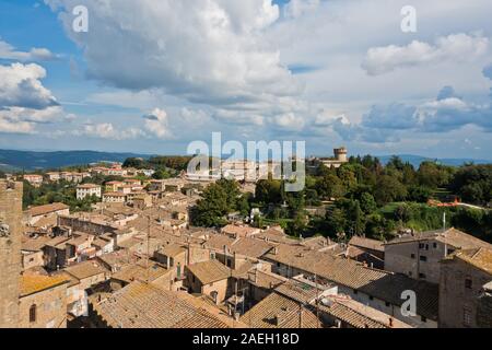 Rues de la région de Volterra sur les toits avec paysage environnant, forteresse Medici en arrière-plan, Toscane, Italie Banque D'Images