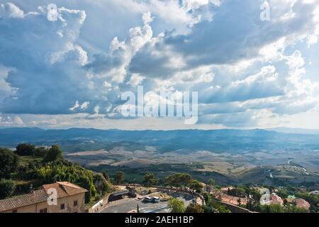 Cityscape sur les toits et les paysages alentours, une vue de clocher à la Piazza dei Priori à Volterra, Toscane, Italie Banque D'Images