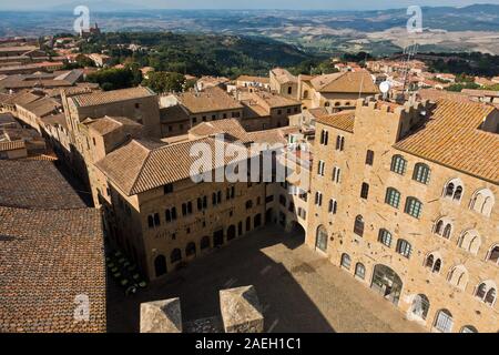 Cityscape sur les toits et les paysages alentours, une vue de clocher à la Piazza dei Priori à Volterra, Toscane, Italie Banque D'Images