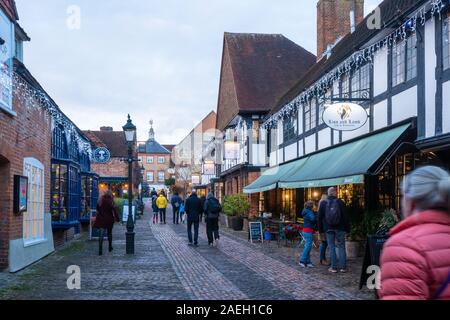 Les lumières de Noël au crépuscule dans Lion & Lamb Yard, Farnham, Surrey, UK Banque D'Images