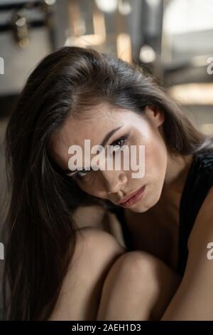 Close up of young femme triste dans la salle Banque D'Images