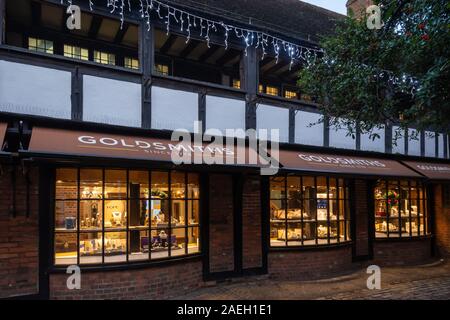 Les lumières de Noël au crépuscule dans Lion & Lamb Yard, Farnham, Surrey, Royaume-Uni. L'extérieur de l'orfèvres bijoutier shop Banque D'Images