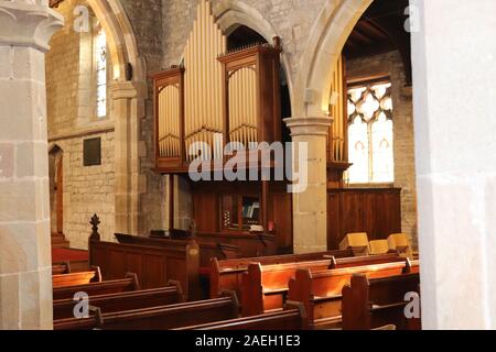 Saint Michel et tous les Anges, Hathersage, Derbyshire, Angleterre.L'église remonte au 14e siècle et est maintenant un bâtiment classé grade 1. Banque D'Images