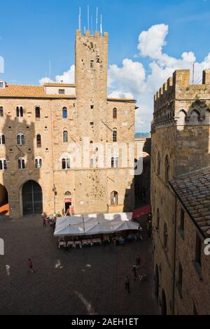 Cityscape sur les toits et les paysages alentours, une vue de clocher à la Piazza dei Priori à Volterra, Toscane, Italie Banque D'Images