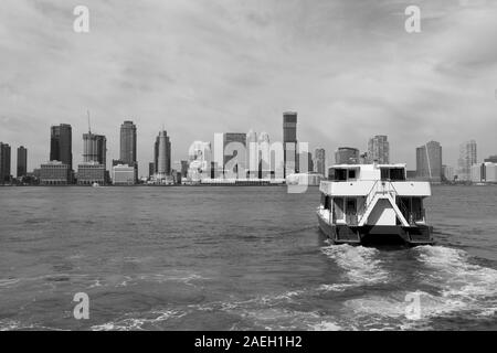 Un ferry traverse la rivière Hudson, New York Banque D'Images