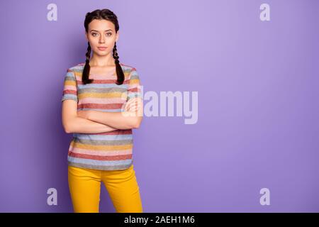 Photo de belle dame tenant les bras croisés à regarder en chef responsable des collègues travaillant porter des t-shirt à rayures occasionnels pantalon jaune Banque D'Images