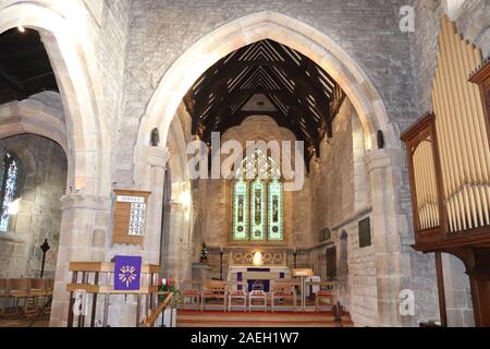 Saint Michel et tous les Anges, Hathersage, Derbyshire, Angleterre.L'église remonte au 14e siècle et est maintenant un bâtiment classé grade 1. Banque D'Images