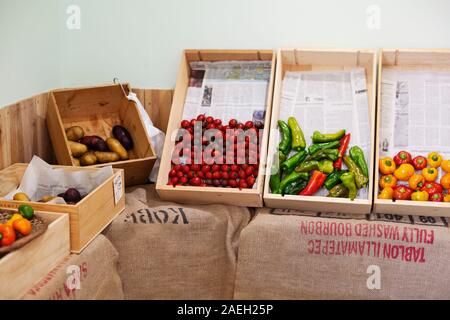 Détail des caisses en bois avec des légumes frais dans une boutique de la ferme. Banque D'Images