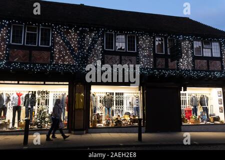 Lumières de Noël dans le centre-ville de Farnham, Surrey, Royaume-Uni. Boutique de vêtements pour homme John Goodridge extérieur. Banque D'Images