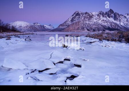 Les montagnes de plus Austnesfjord en hiver sur les îles Lofoten, dans le nord de la Norvège. Banque D'Images