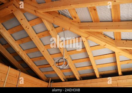 Construction en bois de la toiture d'une maison de campagne, l'établissement de bains. Le processus de construction d'une maison d'été. Banque D'Images