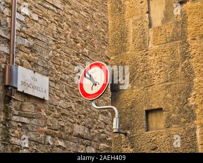 Drôle de modification artistique un panneau de circulation dans une petite allée au centre-ville de Florence en Toscane, Italie Banque D'Images