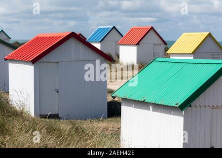 Cabines colorées à Gouville-sur-Mer, Normandie, France Banque D'Images