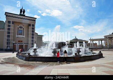 La fontaine de la musique dans un petit carré à l'extérieur de la langue bouriate State Academic Opera and Ballet Theatre à Oulan-oudé, Bouriatie, en Sibérie, Russie Banque D'Images