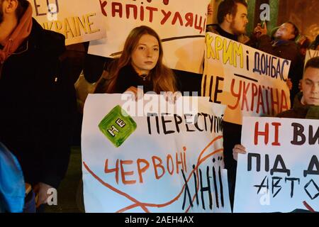 Kiev, Ukraine. Le 08 mai 2019. Kiev, UKRAINE - le 8 décembre 2019 : un millier de militants syndicaux prévoient de passer la nuit près de l'office de président Zelensky attendant les résultats des pourparlers de paix lundi à Paris (Photo par Aleksandr Goussev/Pacific Press) Credit : Pacific Press Agency/Alamy Live News Banque D'Images