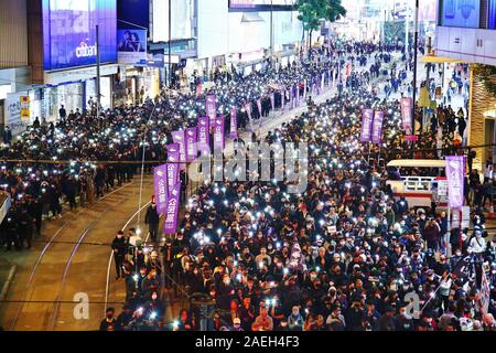 Hong Kong, Chine. 8e déc, 2019. Des centaines de milliers de pro-démocratie paix assister à la Journée des droits de l'homme de mars le parc Victoria à Causeway Bay à Chater Road à Central. Gonzales : Crédit Photo/Alamy Live News Banque D'Images