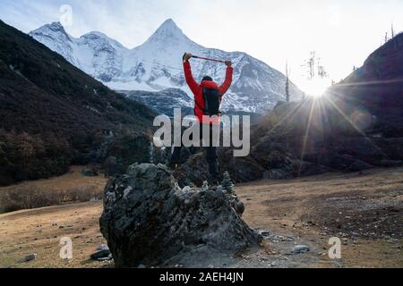 Trekking homme réussi debout sur la montagne de neige et de pierre/point de vue de la réserve naturelle de Yading Chine Banque D'Images