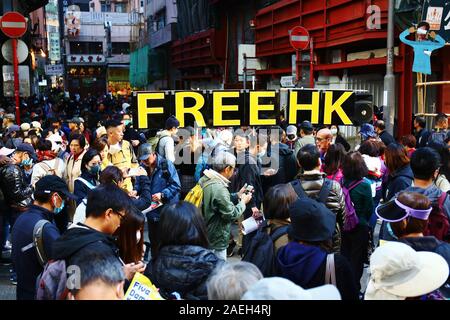 Hong Kong, Chine. 8e déc, 2019. Des centaines de milliers de pro-démocratie paix assister à la Journée des droits de l'homme de mars le parc Victoria à Causeway Bay à Chater Road à Central. Gonzales : Crédit Photo/Alamy Live News Banque D'Images