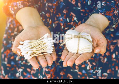 Ensemble de l'éco-friendly soins du corps articles dans le Woman's hand. Tampons de coton réutilisables, coton-tiges de bambou. Concept zéro déchet, plastique, produits bio, eco-friendly shopping Banque D'Images