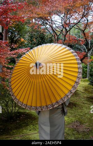 Modèle féminin posé au temple bouddhiste Zen Tenryū-ji, Kyoto, Japon Banque D'Images