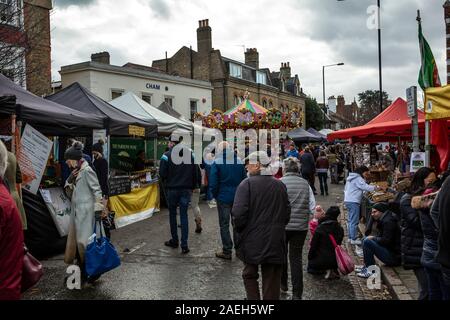 Wimbledon Village de Noël, les gens visitez le marché des fermiers de Noël annuel de la foire de Noël, à l'ouest de Londres, Angleterre, RU Banque D'Images