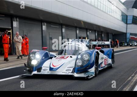 La conduite d'un Tandy Steve, 2012 Lola B12/60 en bas de la voie des stands au cours de l'Aston Martin Trophée pour l'Endurance Masters légendes à la Silverstone Classic 2019 Banque D'Images