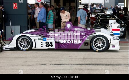 Vue latérale d'un 2007, Porsche RS Spyder dans la voie des stands, au cours de l'Aston Martin pour l'Endurance Masters Trophée des Légendes, à la Silverstone Classic 2019 Banque D'Images