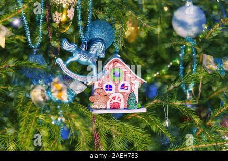 Arrière-plan, avec une lampe dans la forme d'une maison en pain d'épices sur un arbre de Noël. Banque D'Images