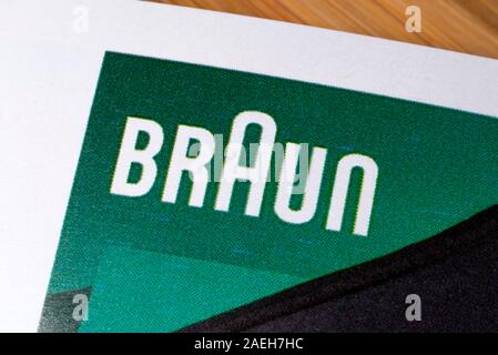 Londres, UK - 5 décembre 2019 : le logo de l'entreprise Braun dans un catalogue de produits. Braun est une société de produits de consommation. Banque D'Images