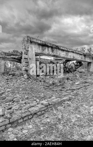 Les incinérateurs de crématorium II et des chambres à gaz à Auschwitz II-Birkenau Camp de la mort. Heinrich Himmler ordonna l'extermination des Juifs. Buildi Banque D'Images