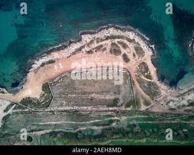 Nature pittoresque arrière-plan directement au-dessus de drone point vue des oiseaux vue mer turquoise vert lagon Méditerranée eau verte côte rocheuse Espagne Banque D'Images