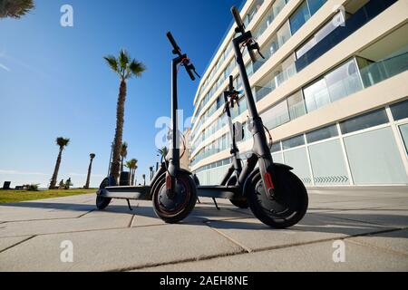 Trois scooters électriques noirs pour adultes à l'extérieur sur le ciel bleu climat tropical paysage arrière-plan, pas de personnes. Véhicule terrestre de technologie moderne Banque D'Images