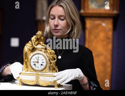 Londres, Royaume-Uni. 9Th Mar, 2019. Bonhams Photocall a eu lieu pour la vente d'Horloges Fine. Sur un affichage fin du 18e siècle bronze doré Français monté en horloge. Credit : Keith Larby/Alamy Live News Banque D'Images