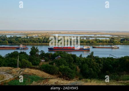 Barge flottant sur la rivière. Paysage naturel. Banque D'Images