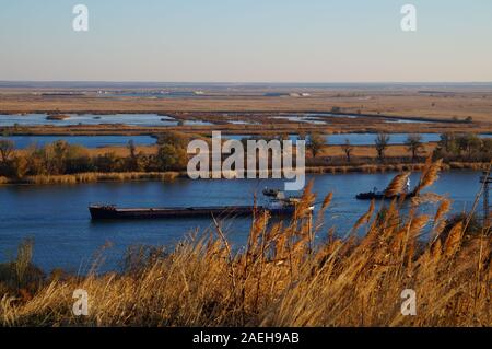 Barge flottant sur la rivière. Paysage naturel. Banque D'Images