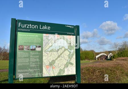 Furzton Lake, une affiche avec la carte. Banque D'Images