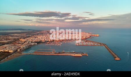Photo aérienne vue panoramique Torrevieja paysage urbain, port avec yachts amarrés bateaux nautiques au coucher du soleil, jour soir ciel romantique, Espagne Banque D'Images
